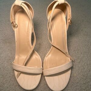 Cream and white snakeskin buckle peep toe heels #heels size 7